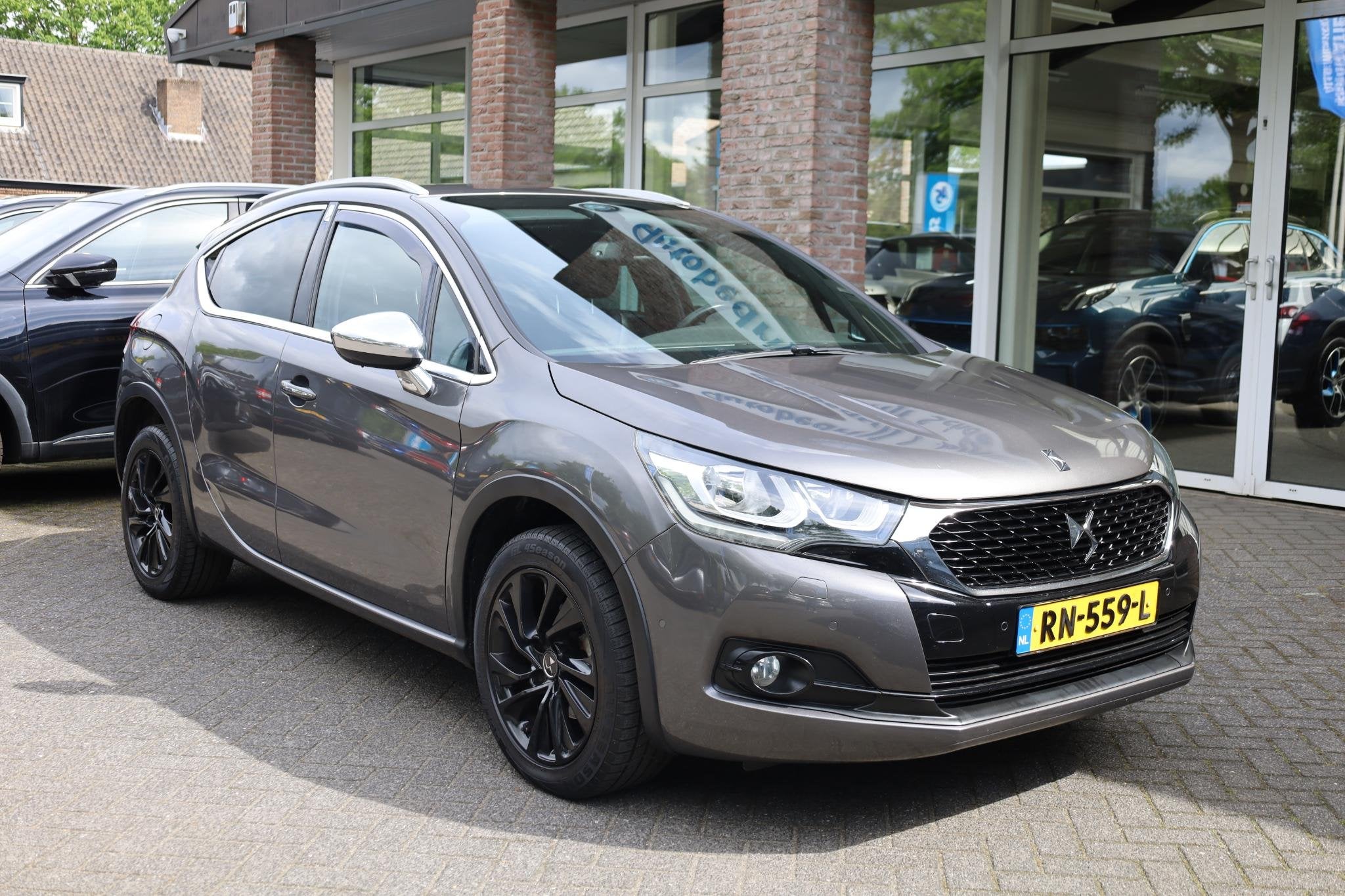 DS 4 Crossback 1.6 BlueHDi Business CAMERA CARPLAY LEER DAB, Auto's, Voorwielaandrijving, 4 cilinders, 1265 kg, Zilver of Grijs