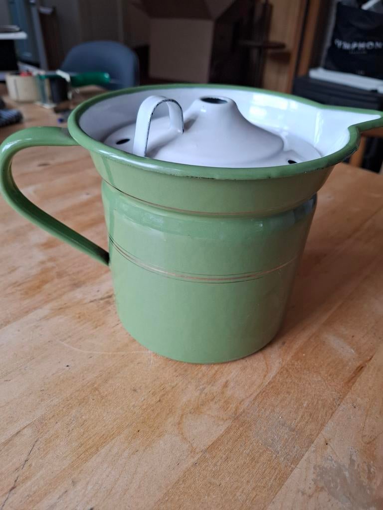 Mooie melkkoker van resedagroen emaille, Antiek en Kunst, Antiek | Emaille, Ophalen of Verzenden