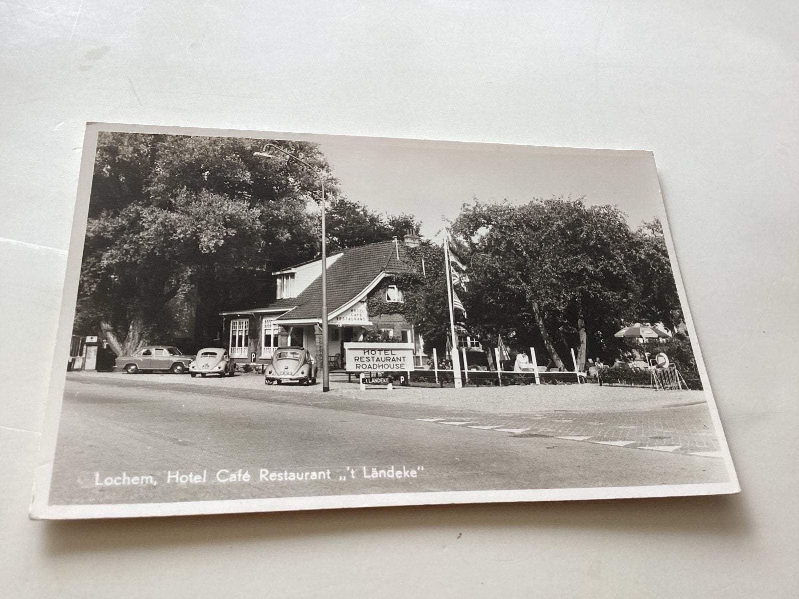 Lochem, Hotel Café Restaurant 't Landeke met oude Auto’s, Verzamelen, Ophalen of Verzenden, 1960 tot 1980, Gelopen, Gelderland