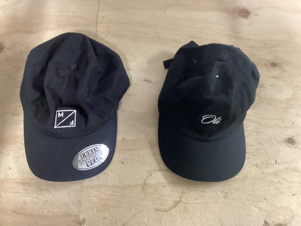 Twee zwarte petten merchandise house muziek dj oliver helden, Verzenden, Gedragen, One size fits all, Pet