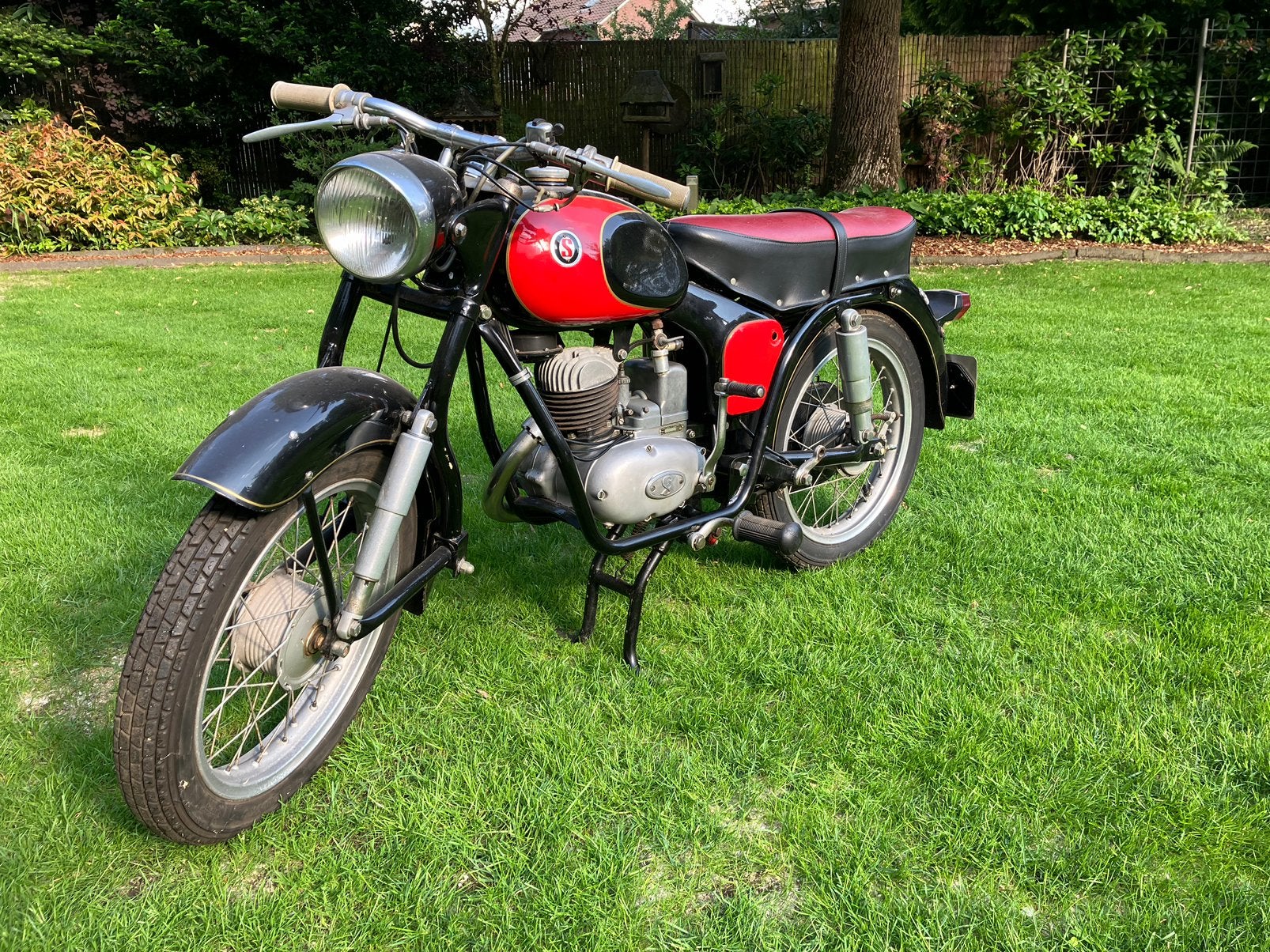 Sarolea benjamin, Motoren