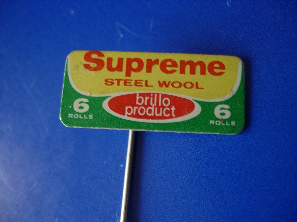 Speldje van SUPREME staalwol, Verzamelen, Verzenden, Zo goed als nieuw, Merk, Speldje of Pin