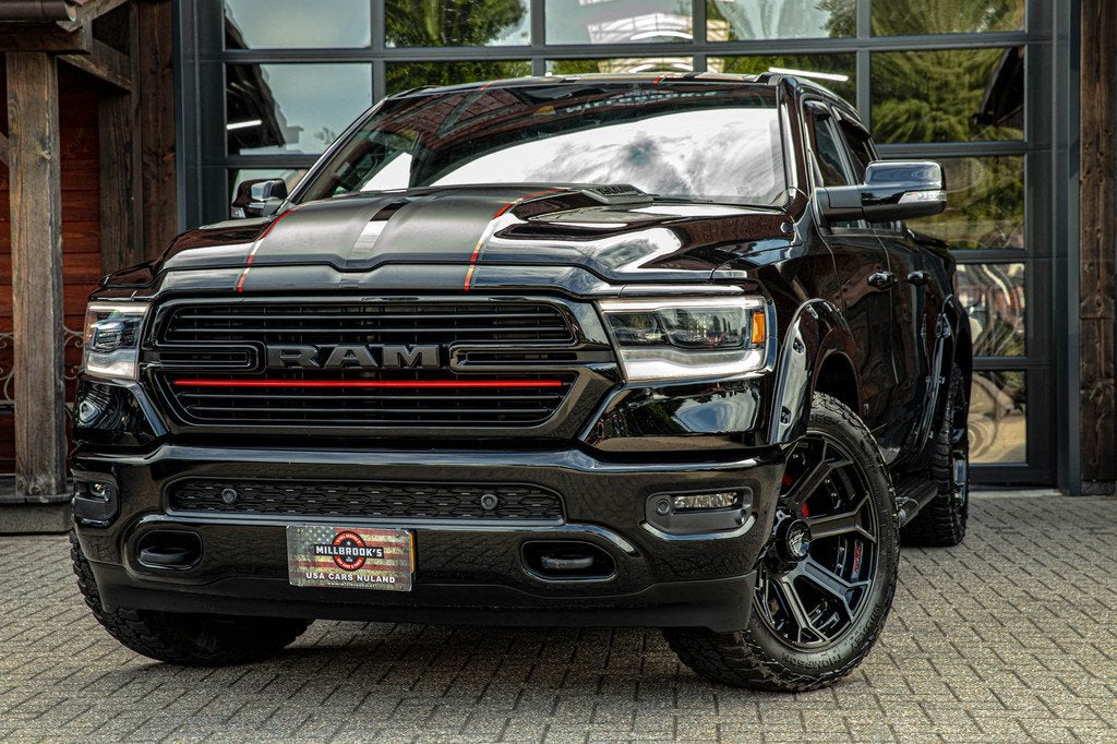 Dodge Ram 1500 5.7 V8 4x4 Crew Cab Laramie (bj 2023), Auto's, Dodge, Automaat, Lichtsensor, Gebruikt, 5654 cc