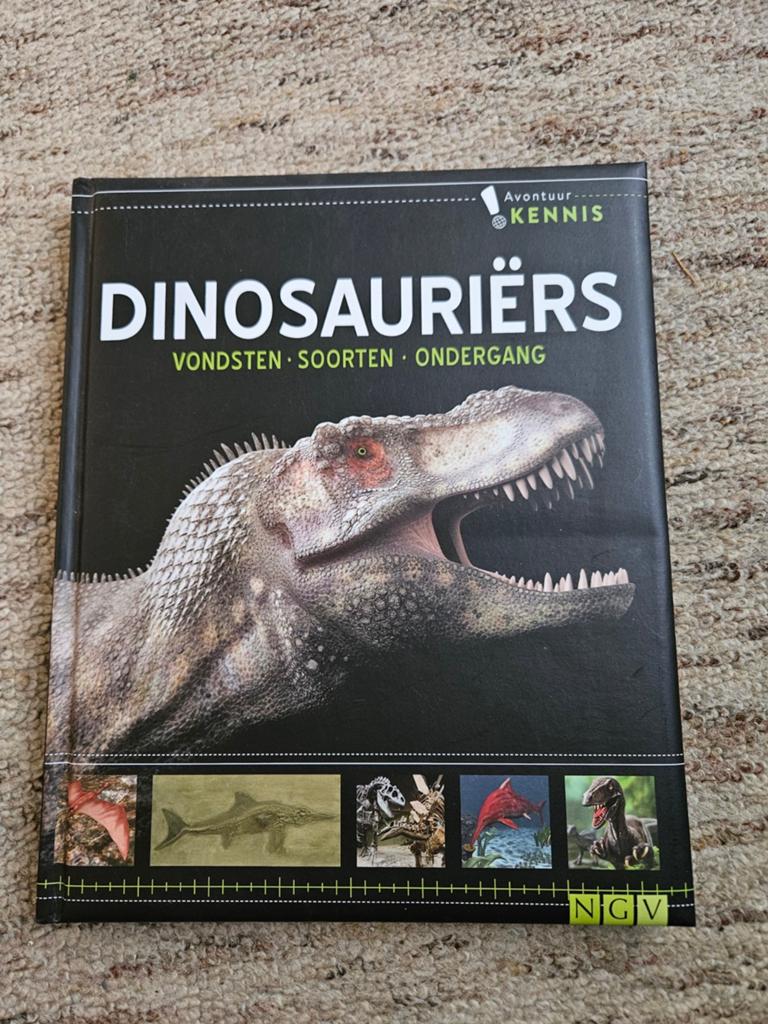 Dinosaurus boek informatief, Ophalen of Verzenden, Zo goed als nieuw