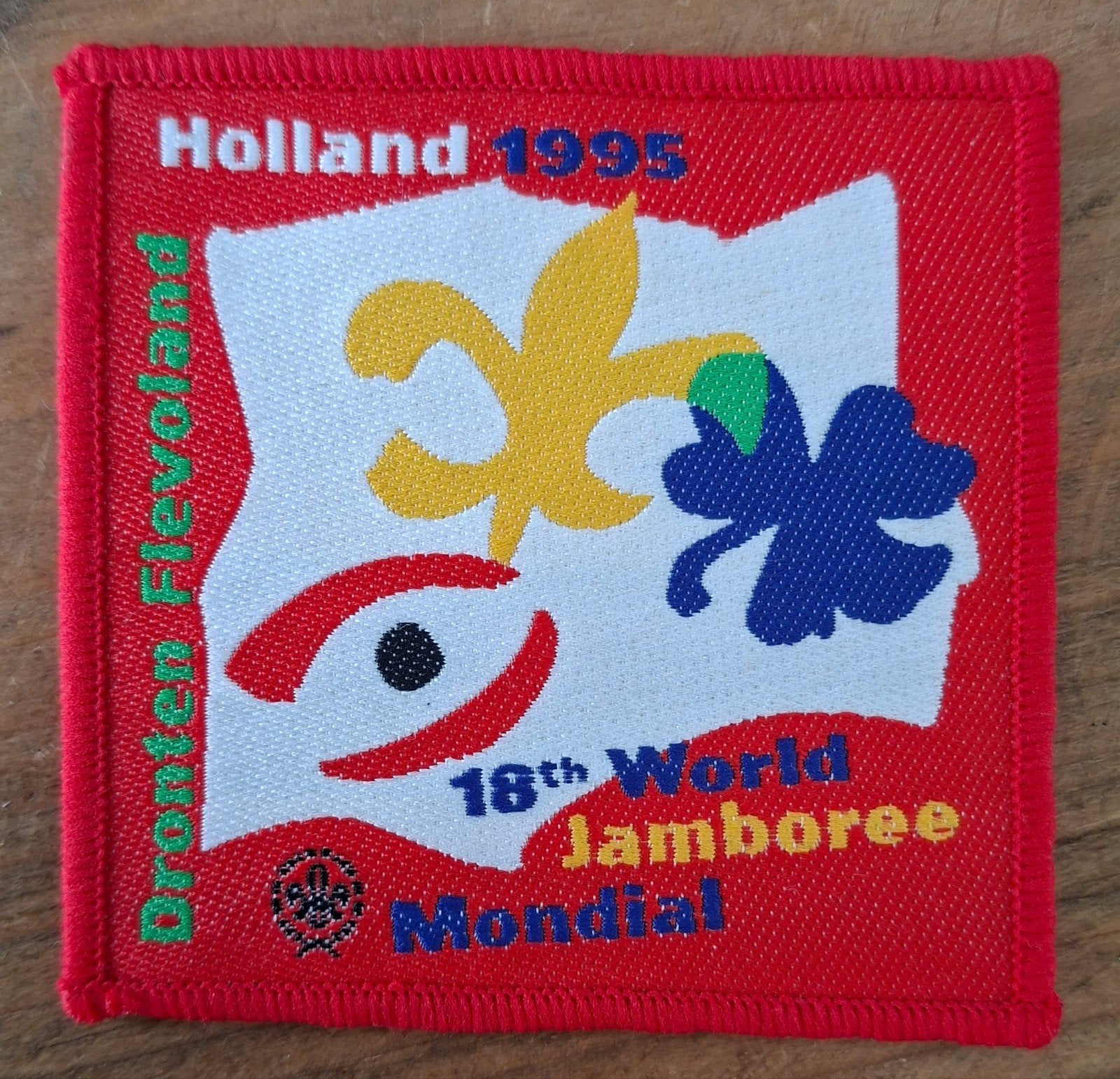 Wereld Jamboree 1995 officieel deelnemers insigne, Verzamelen, Scouting, Ophalen of Verzenden, Zo goed als nieuw, Embleem, Speld of Insigne