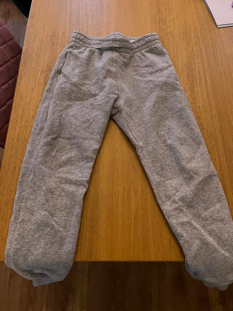 2 joggingbroeken H&M maat 134, Kinderen en Baby's, Kinderkleding | Maat 134, Ophalen of Verzenden, Zo goed als nieuw, Meisje, Jurk of Rok