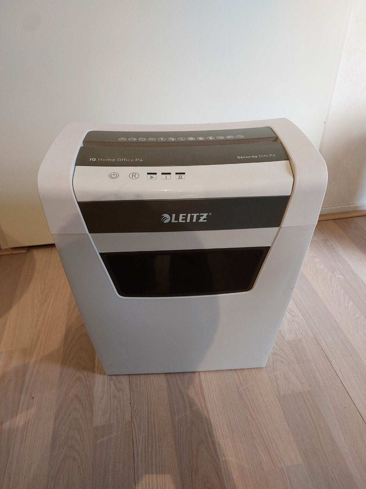 Leitz IQ Home Office P4 papiervernietiger / versnipperaar, Ophalen