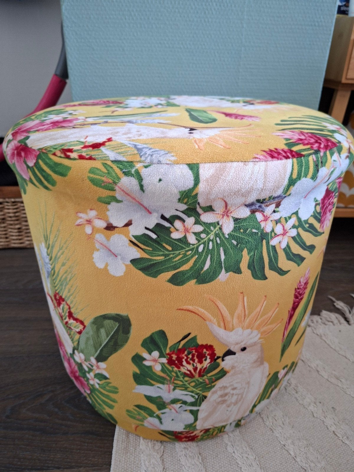 Hele leuke poef met zomerse print!, Huis en Inrichting, Banken | Voetenbanken en Poefen, Ophalen, Minder dan 50 cm, Rond, Minder dan 50 cm