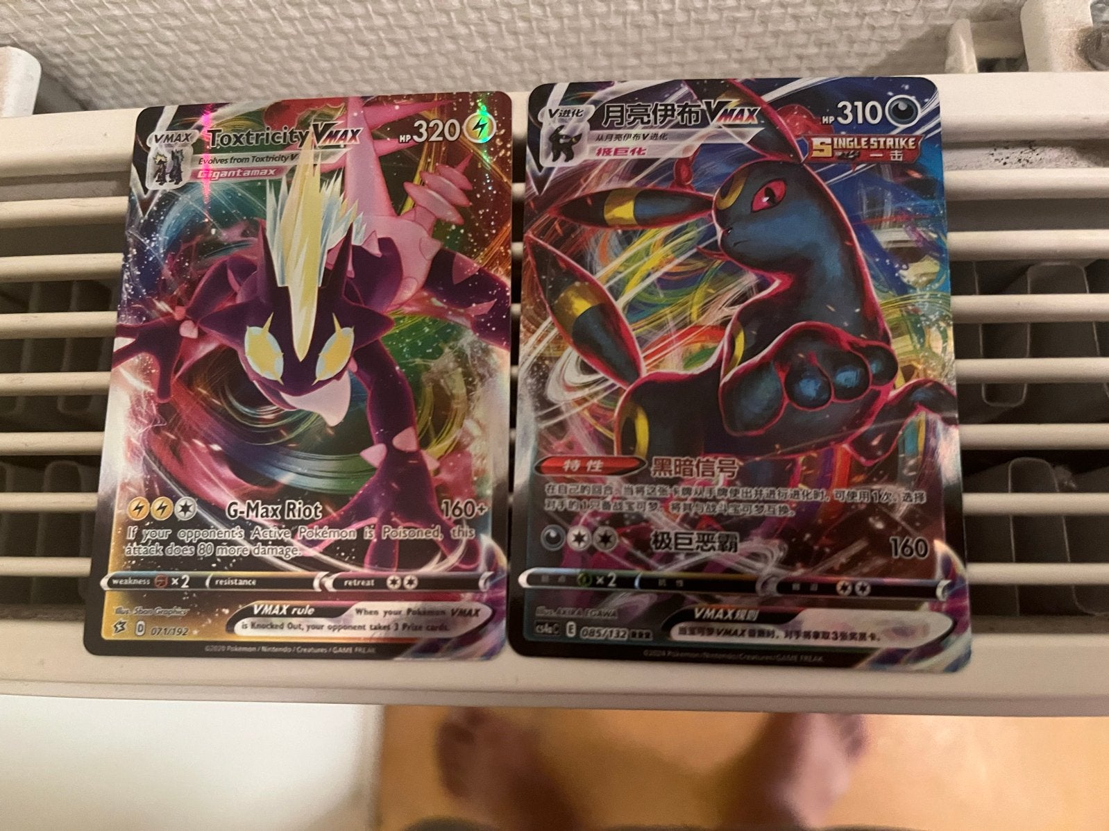 Pokémon VMAX Kaarten: Toxtricity VMAX & Umbreon VMAX, Hobby en Vrije tijd, Verzamelkaartspellen | Pokémon, Ophalen of Verzenden