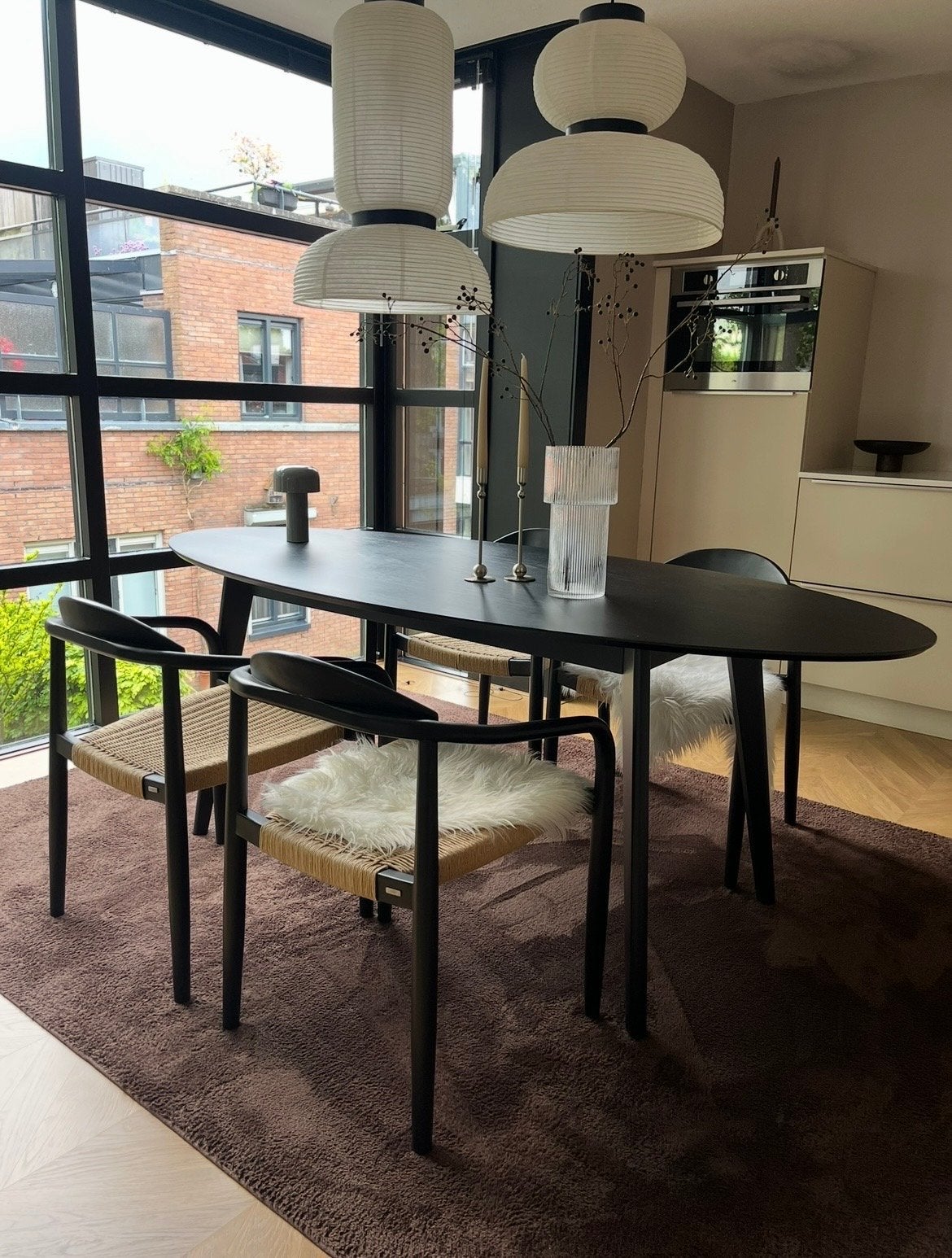 4 Kave Home Nina stoelen mat zwart met beige koord zitting, Ophalen, Zwart, Zo goed als nieuw, Vier