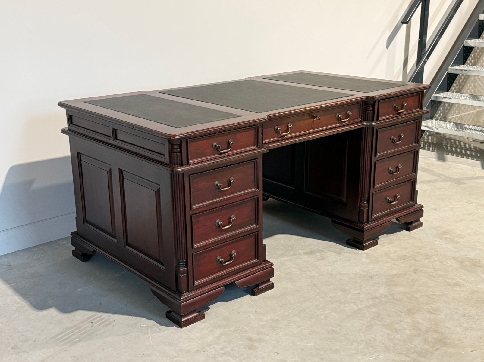 Klassiek Engels bureau #688, Huis en Inrichting, Overige typen, 63 cm, Hout, Bruin