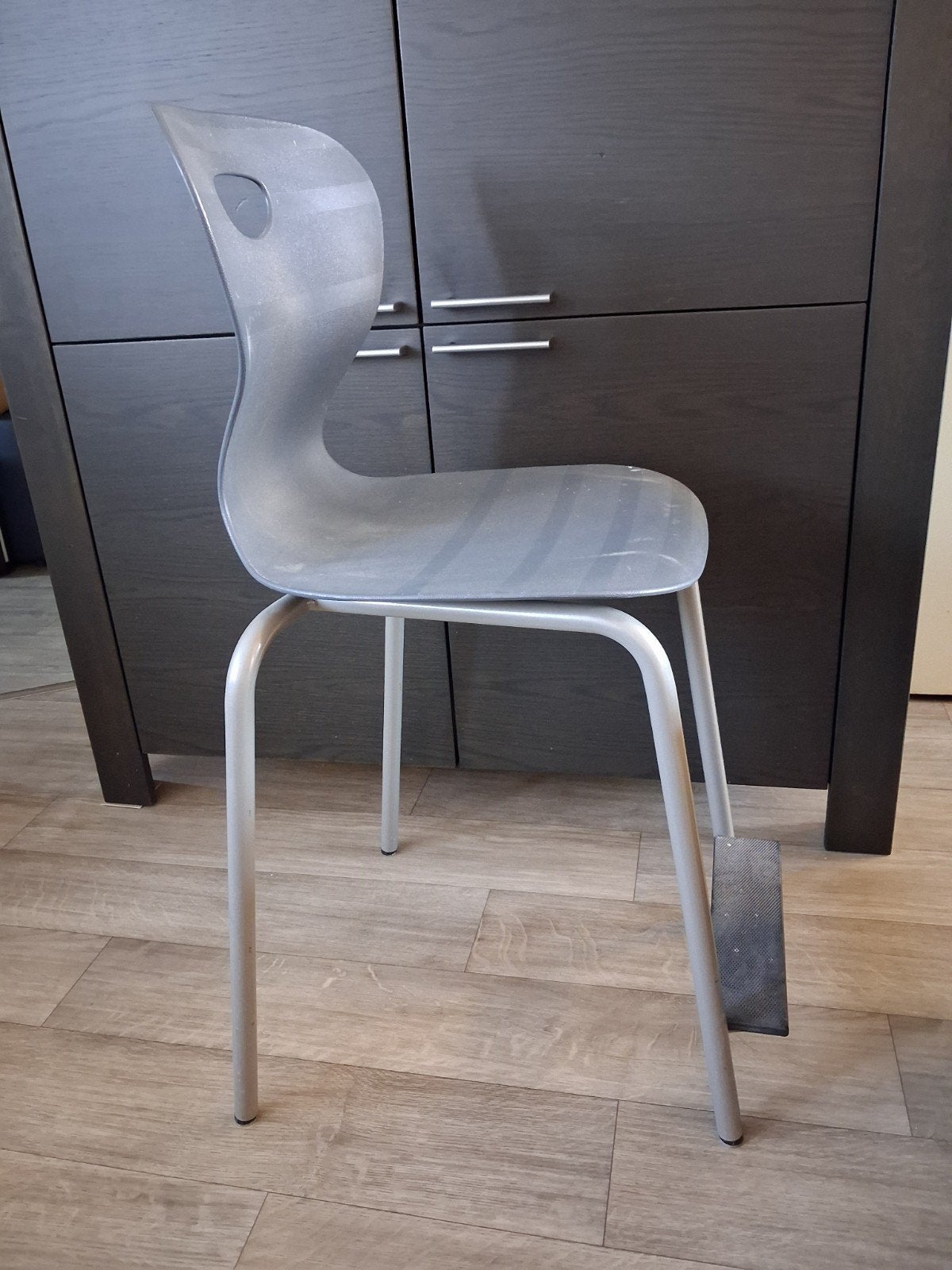 school stoel met voetsteun., Huis en Inrichting, Stoelen, Ophalen, Gebruikt, Modern, Ergonomisch, Metaal