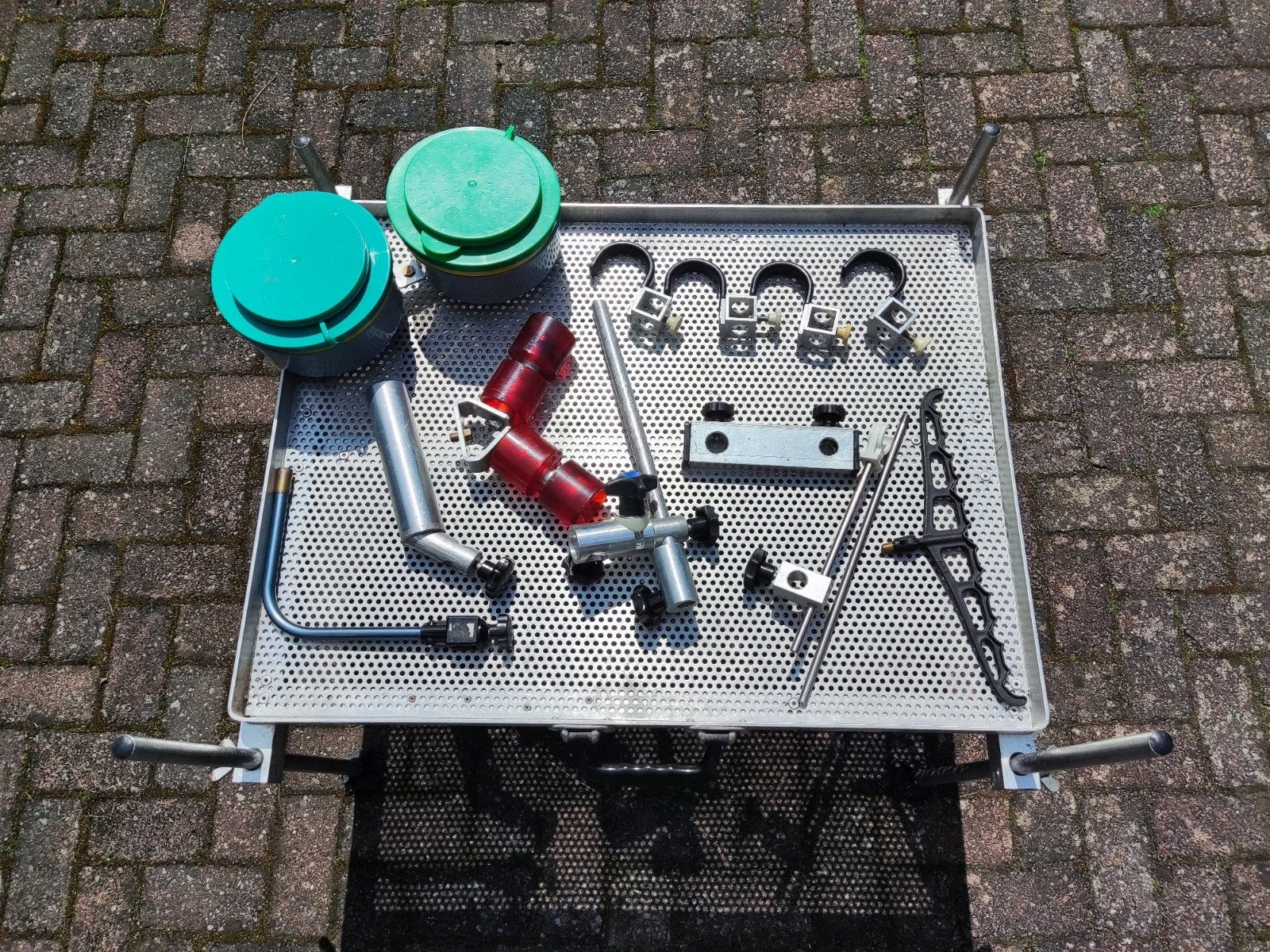 Visplateau met accessoires voor viskoffer, Ophalen