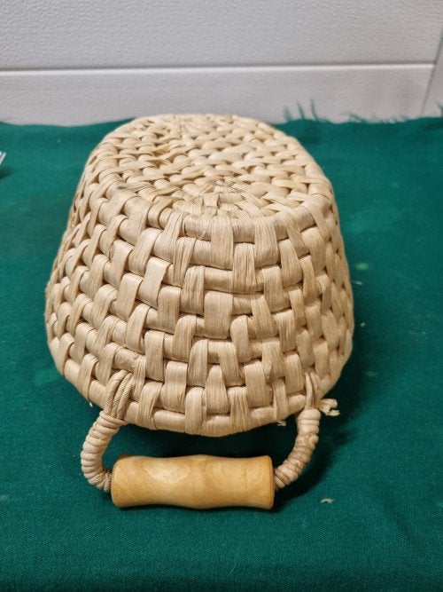 mand met houten grepen gevlochten, Huis en Inrichting, Woonaccessoires | Schalen en Manden, Ophalen of Verzenden, 'T Olde Gre-j