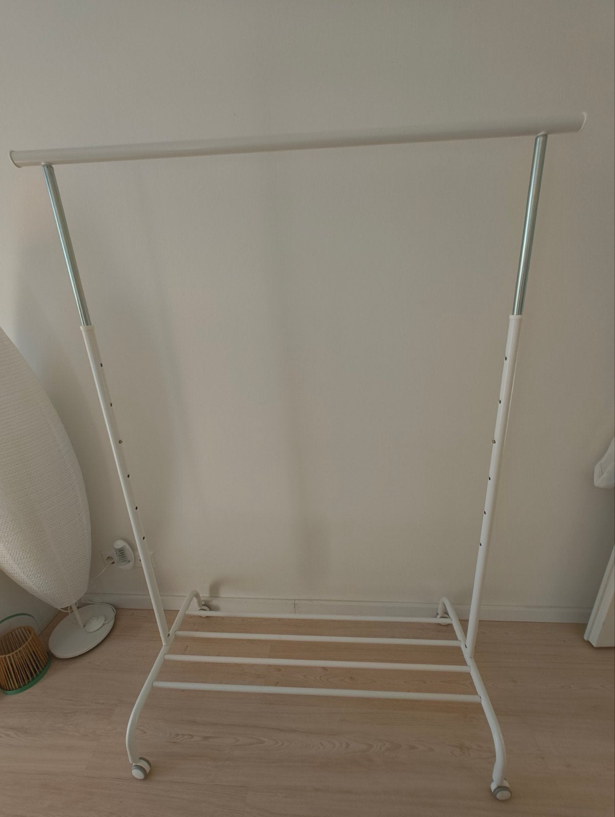 IKEA RIGGA kledingrek met wielen Clothes rack with wheels, Ophalen, Zo goed als nieuw