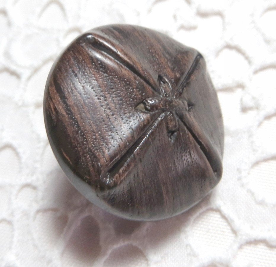 Vintage kunststof leder-look knoop nr M1842 bruin, Verzenden, Zo goed als nieuw, Knoop of Knopen