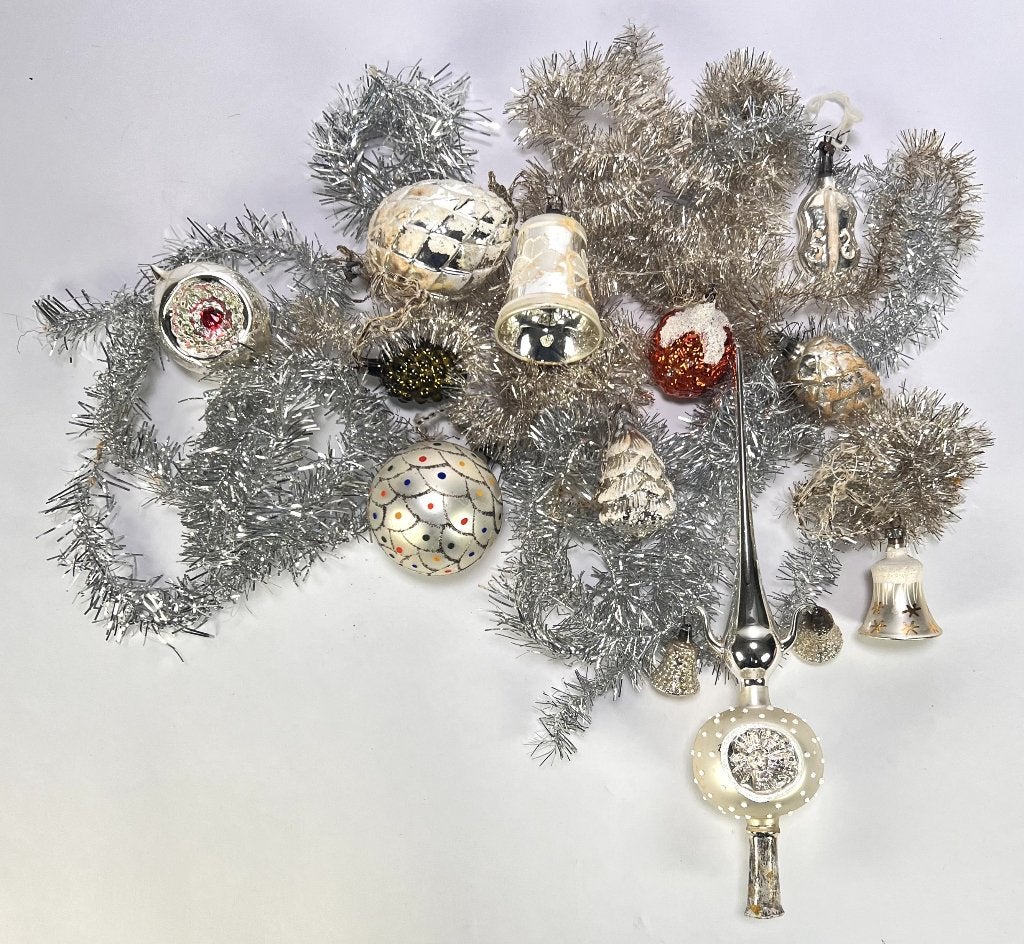 258. Glazen kerstversiering en slingers, ca. 1950–1970, Ophalen