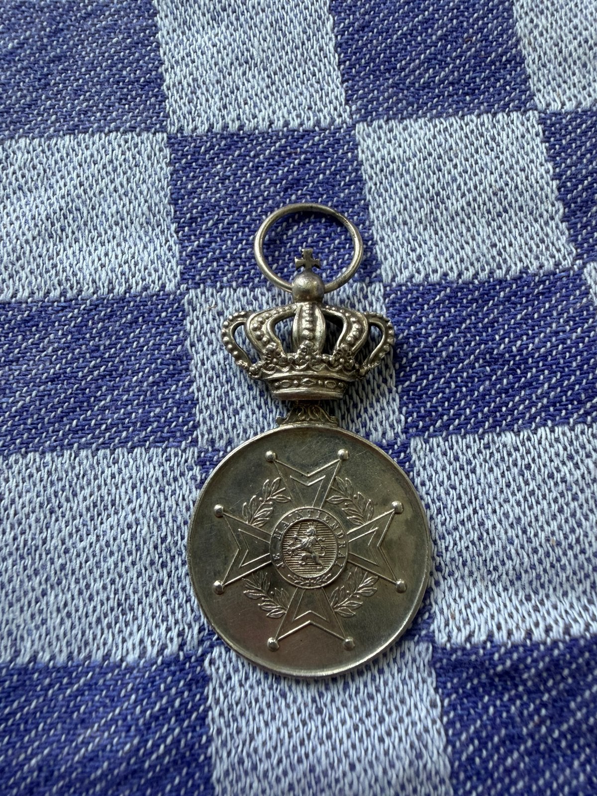 Eremedaille verbonden aan de Orde van Oranje-Nassau,, Postzegels en Munten, Penningen en Medailles, Ophalen of Verzenden, Overige materialen