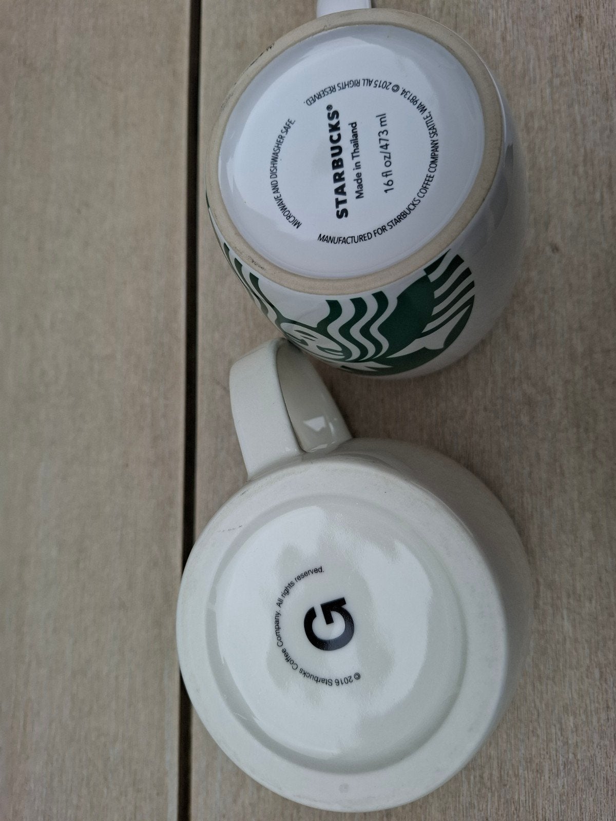 2 Starbucks mokken: wit G en wit/groen, Ophalen of Verzenden