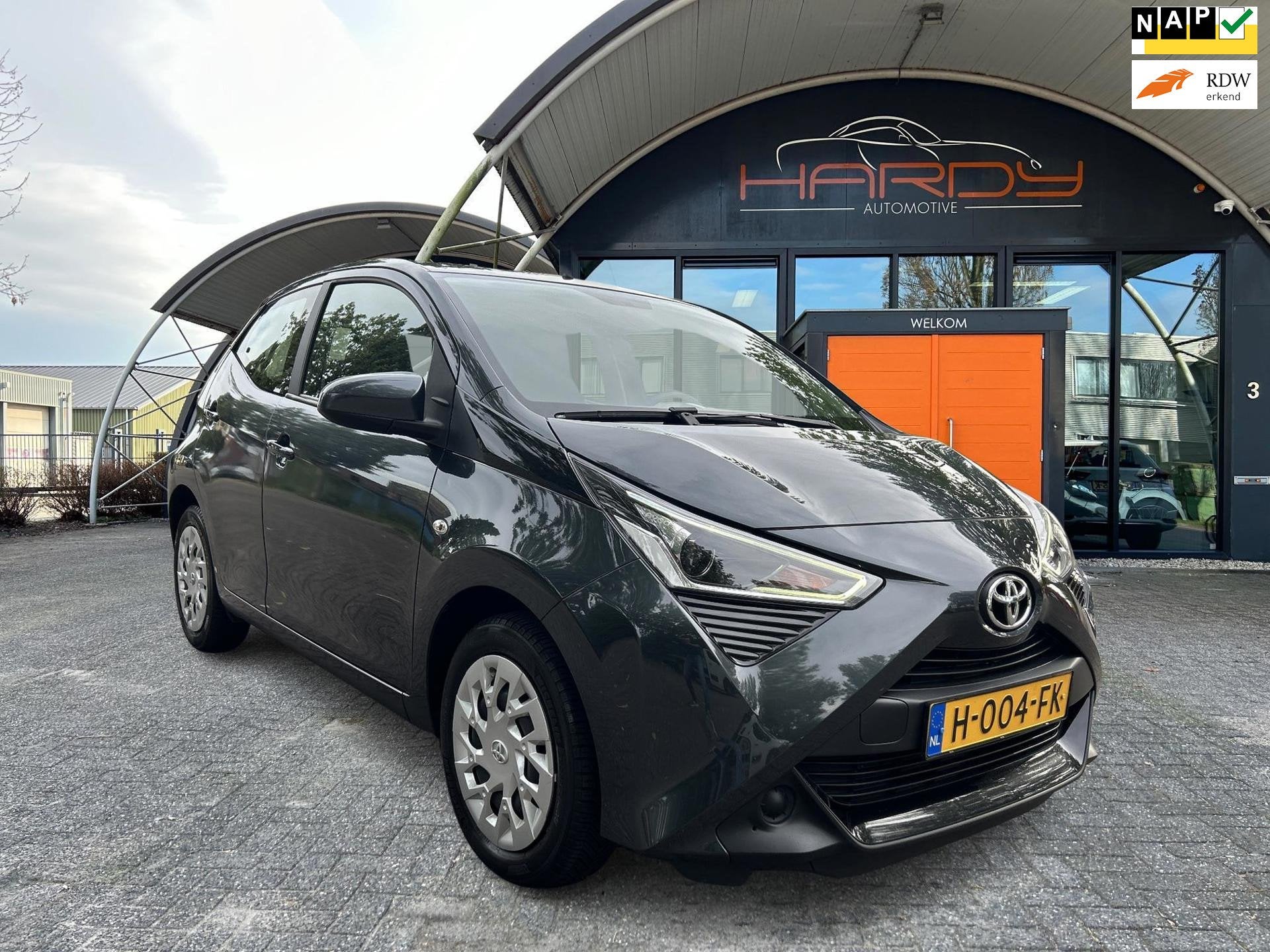 Toyota Aygo 1.0 VVT-i X-Play Apple Carplay Camera NW Model, Voorwielaandrijving, Stof, Gebruikt, Euro 6