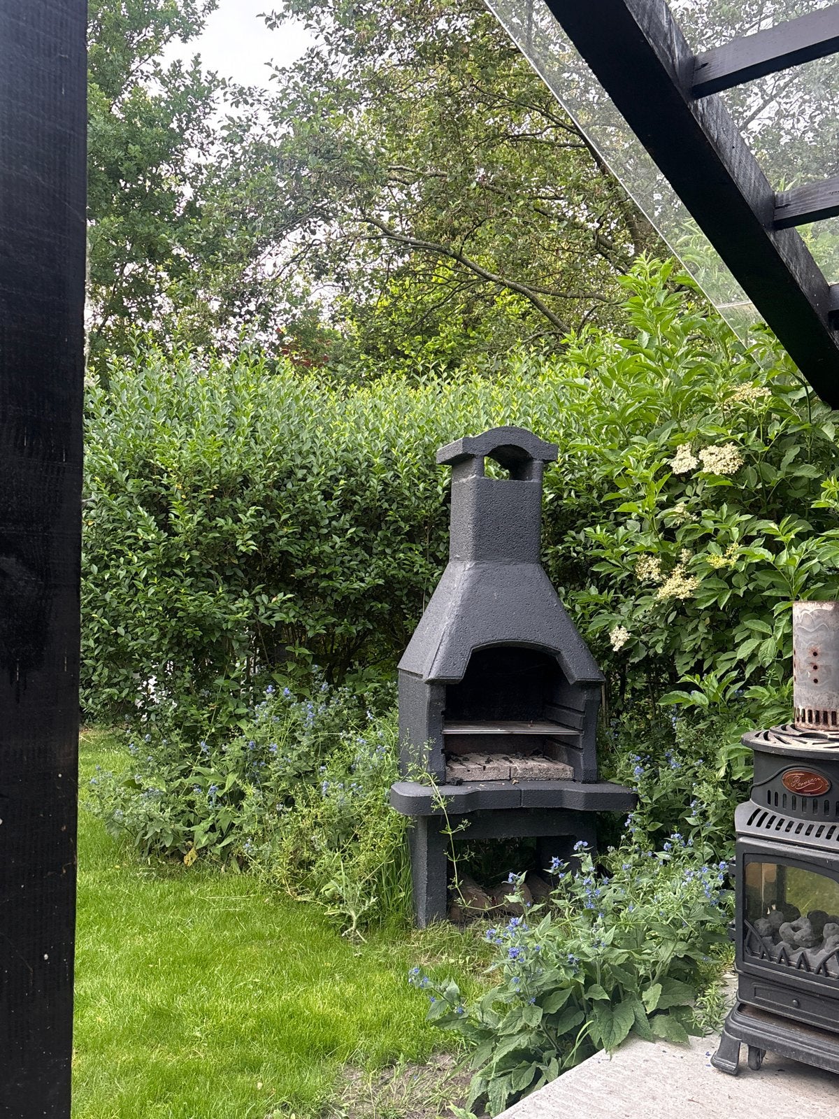 Stenen BBQ /tuinhaard donker antraciet - nieuw RVS grillrek, Ophalen, Gebruikt