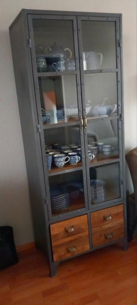 Mooie metalen vitrinekast, Huis en Inrichting, Kasten | Vitrinekasten, Ophalen, 50 tot 100 cm, Zo goed als nieuw, 150 tot 200 cm