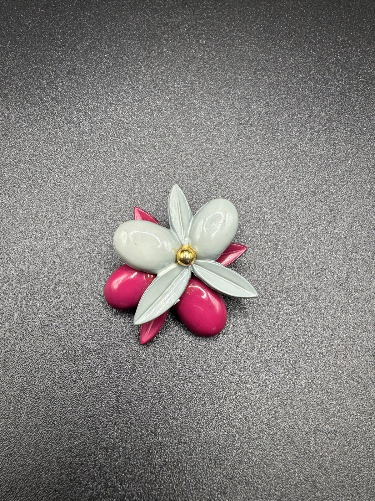 Vintage bloem broche - roze en grijs, Sieraden, Tassen en Uiterlijk, Overige materialen, 4 tot 7 cm, Verzenden, Zo goed als nieuw