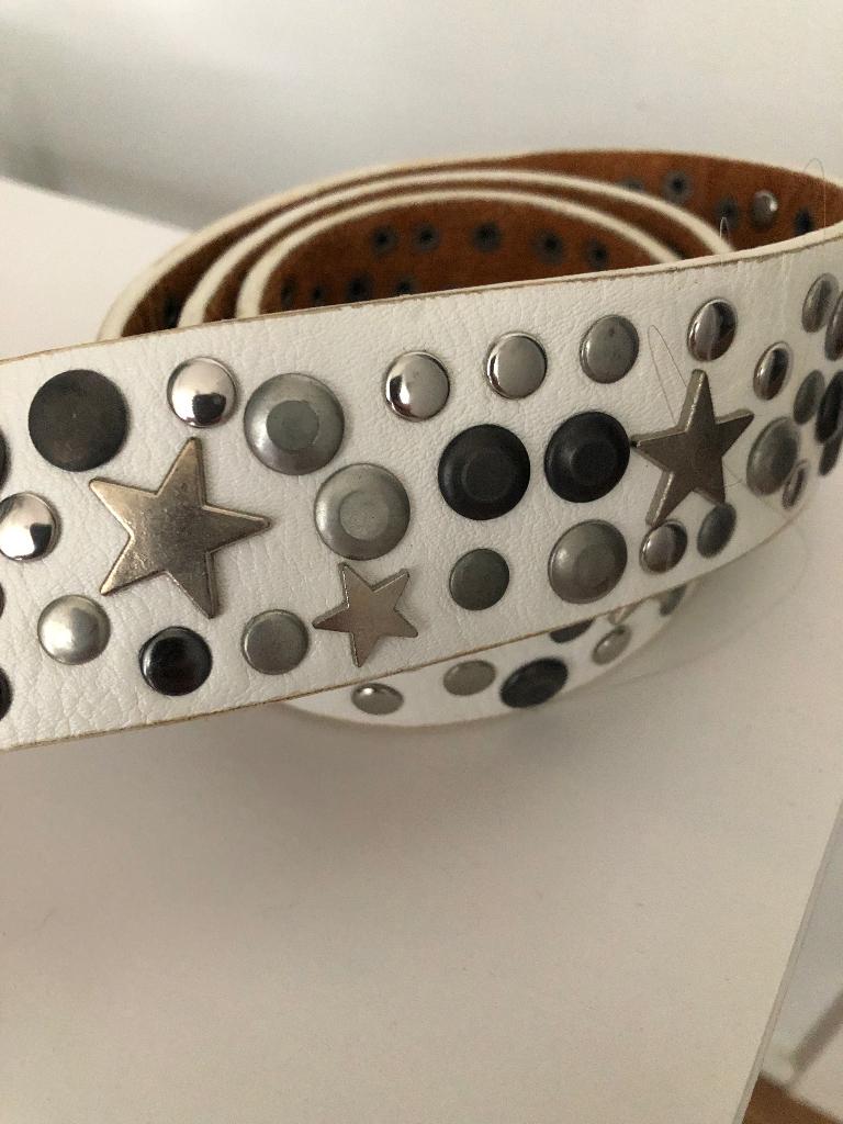 Leuke dames riem wit met studs Leer, Kleding | Dames, Riemen en Ceinturen, 3 tot 5 cm, 90 tot 100 cm, Ophalen of Verzenden, Zo goed als nieuw