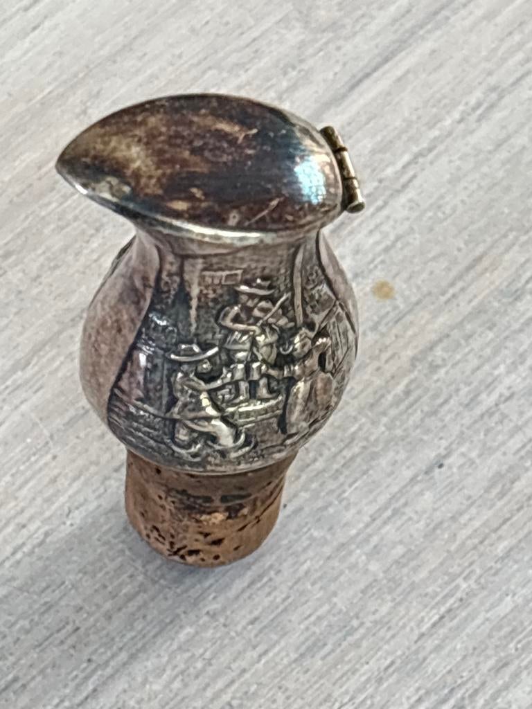 Antieke zilveren flessenstop met gedetailleerde reliëfs, Antiek en Kunst, Ophalen of Verzenden, Zilver
