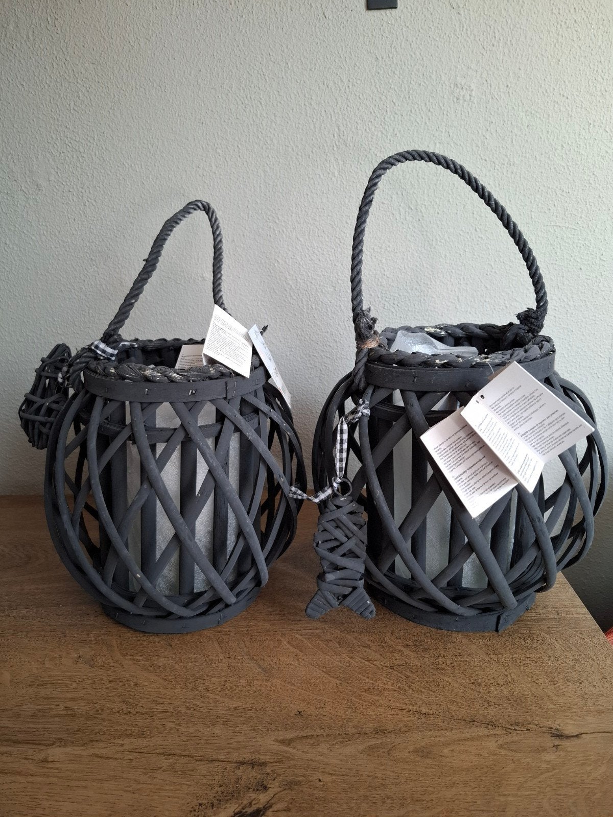 Set van 2 zwarte rotan lantaarns met touw handvat, Huis en Inrichting, Woonaccessoires | Kandelaars en Kaarsen, Lantaarn, Zwart