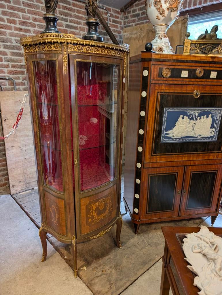 Vitrine kast. 158 hoog 68 breed.  €435., Ophalen
