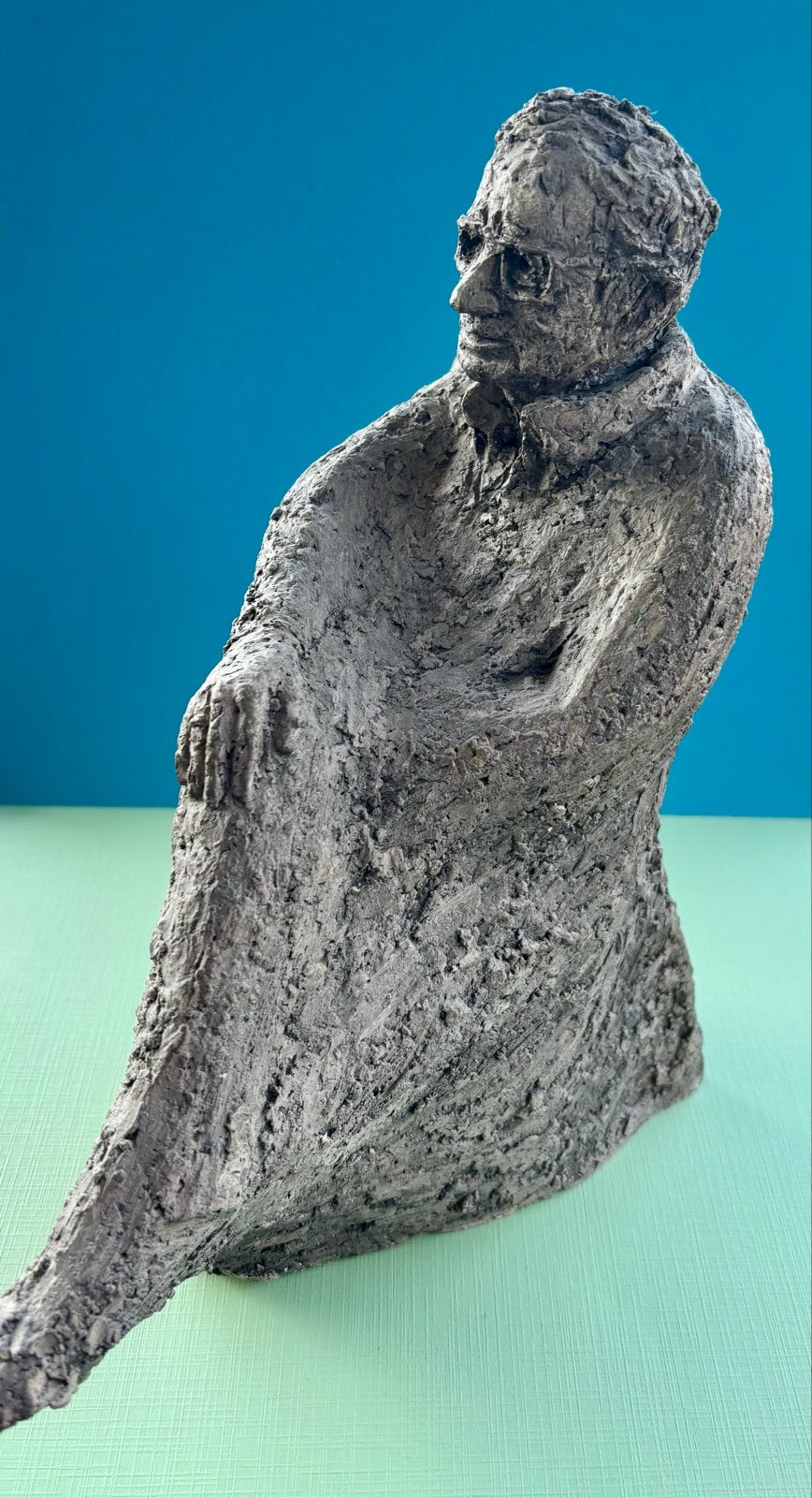 Keramiek beeldje - beeldhouwster Monica Sandell - 26 cm hoog, Antiek en Kunst, Ophalen of Verzenden, Handgemaakt, 20 - 50 cm, Steen of Keramiek