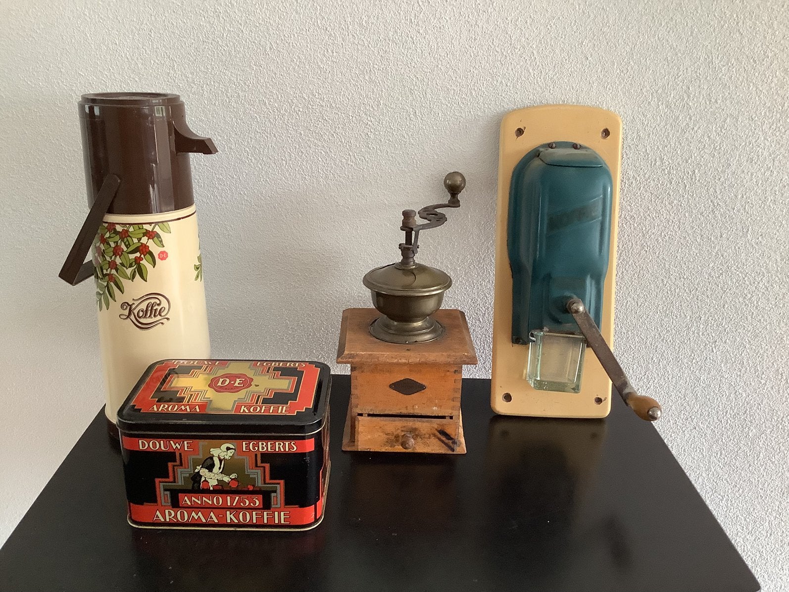 Oude koffiemolens/ Douwe Egberts blik en kan, Ophalen of Verzenden
