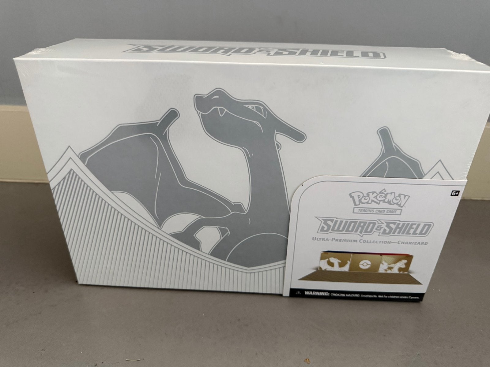 Pokémon Sword & Shield Ultra-Premium Collection Charizard, Ophalen of Verzenden, Nieuw, Overige typen