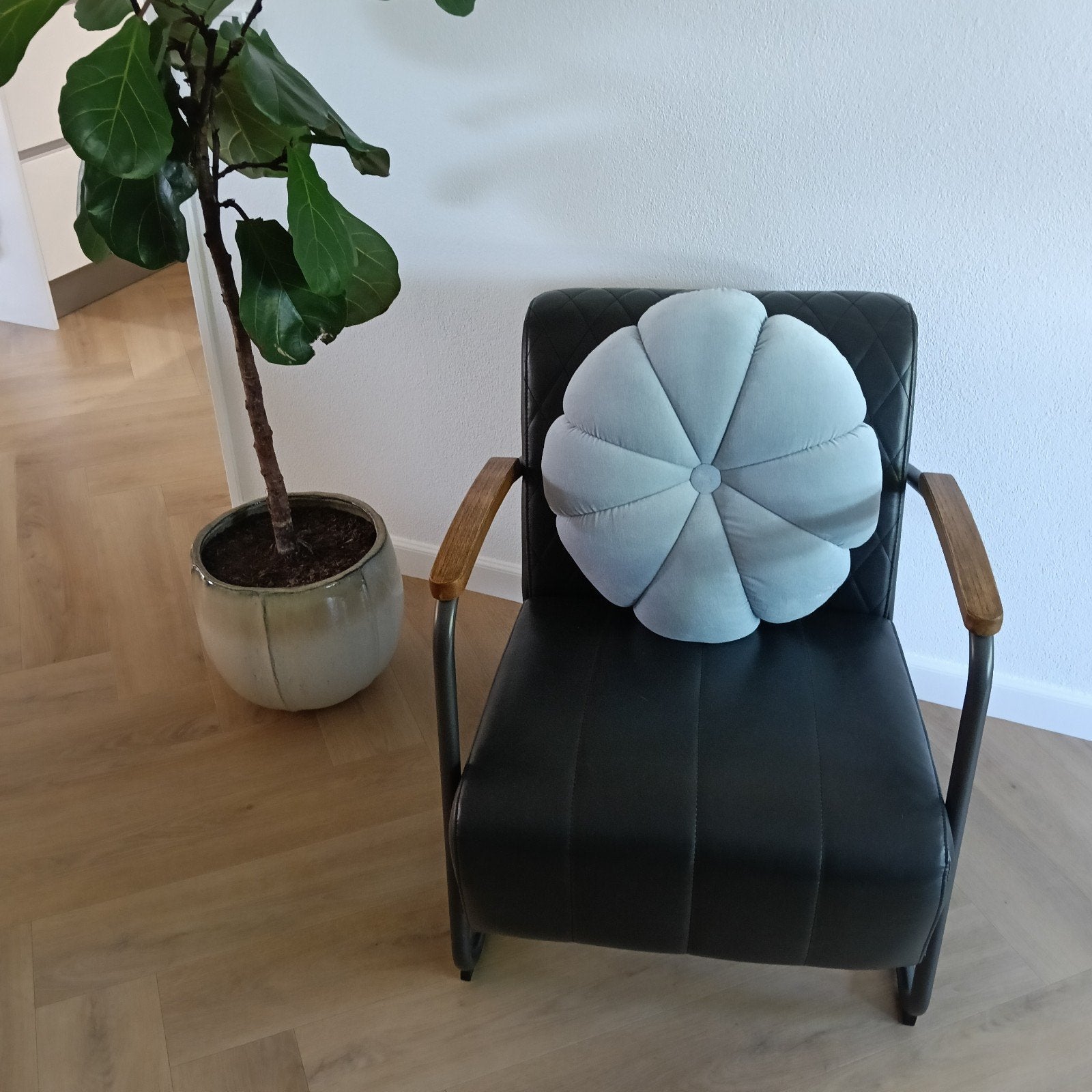 ZGAN! Mooie donker grijze fauteuil inclusief kussen!, Ophalen, Zo goed als nieuw, 50 tot 75 cm