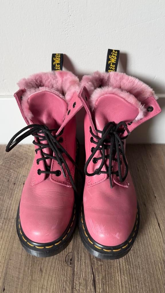 Roze Dr. Martens veterlaarzen met nep bont, Kleding | Dames, Schoenen, Gedragen, Lage of Enkellaarzen, Roze, Ophalen of Verzenden