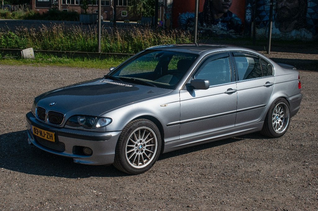 BMW E46 330i - 6 versnellingen - handmatig, Achterwielaandrijving, Zwart, Alcantara, 75 €/maand