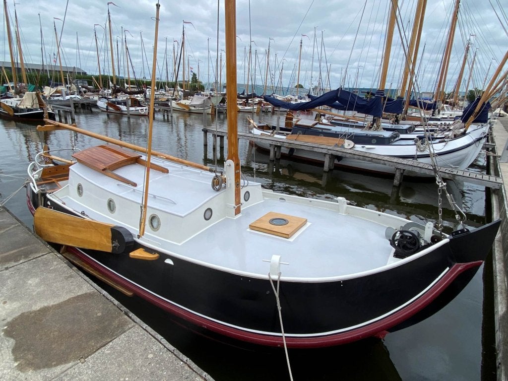 Zwarte Zwaan Vollenhovense Bol 8.50m., 3 m, Accu's, 9 m, Gebruikt