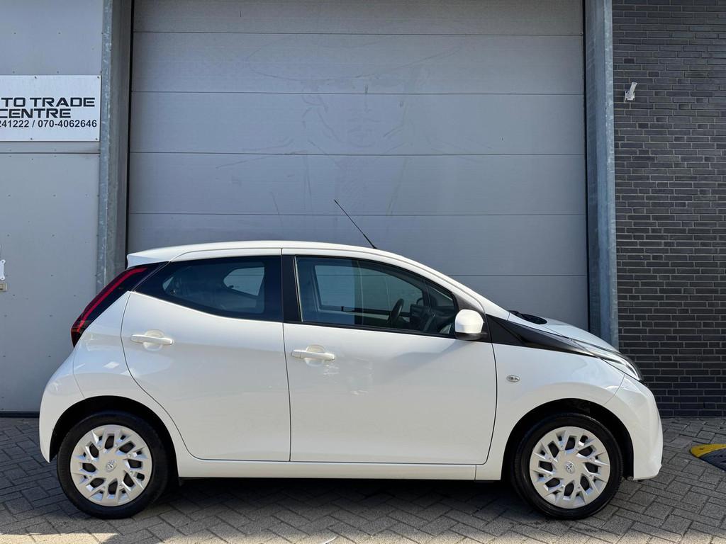 Toyota Aygo 1.0 VVT-i x-play [Facelift | Carplay | Camera |, Voorwielaandrijving, Stof, Gebruikt, 4 stoelen