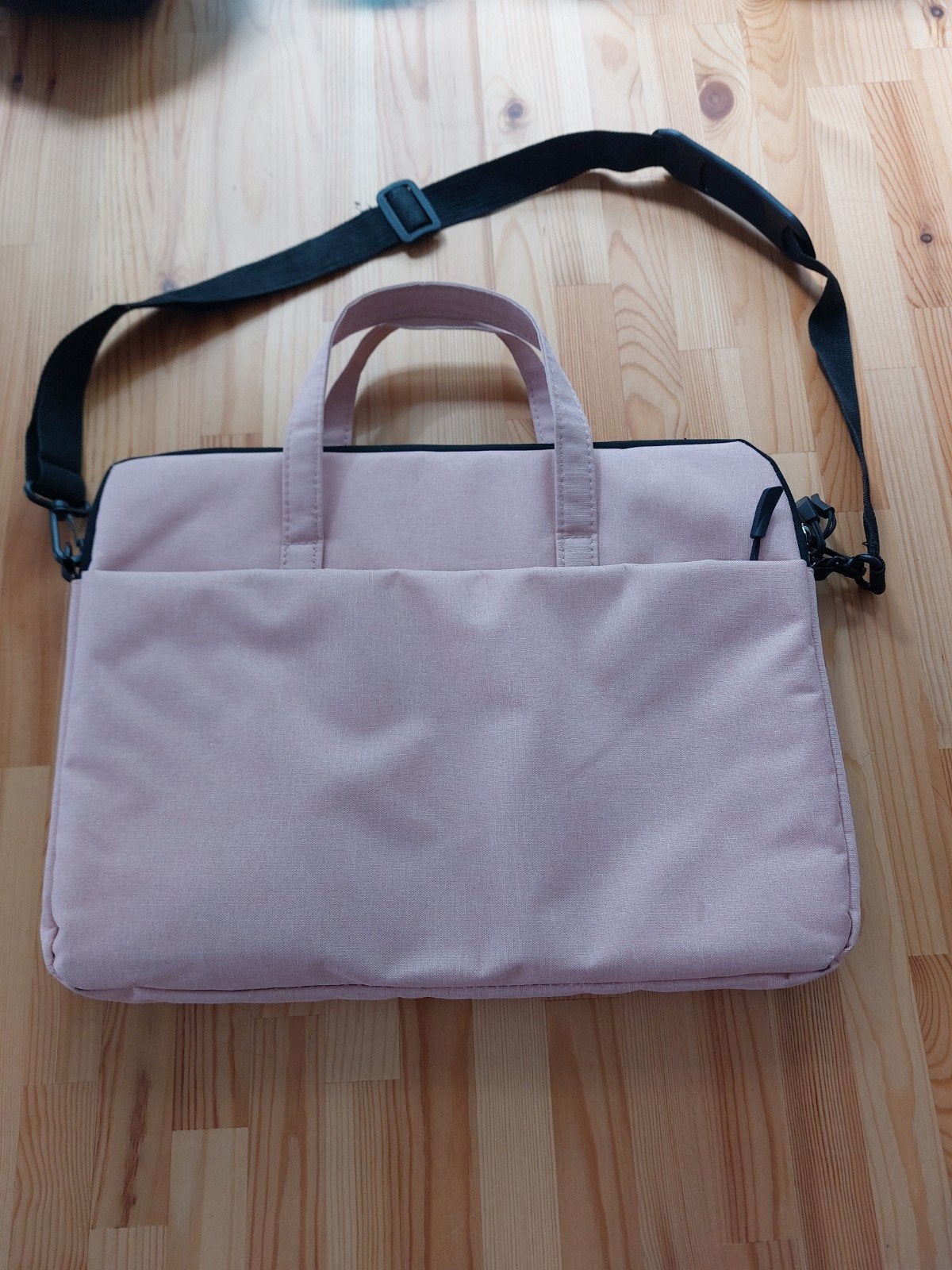 Roze laptophoes met schouderband - 17 inch, Gevoerd laptopvak, 17 inch of meer, Zo goed als nieuw, Laptophoes