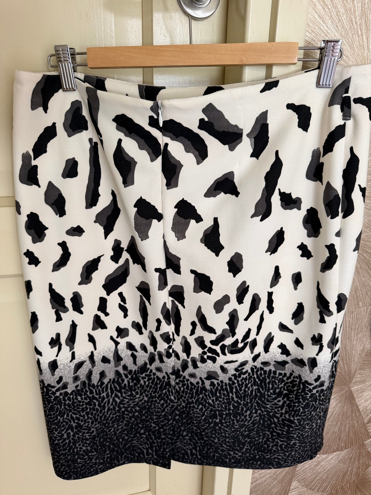 Elegante rok met unieke print en fijne stof - Maat 42, Zwart, Maat 42/44 (L), Ophalen of Verzenden, Zo goed als nieuw