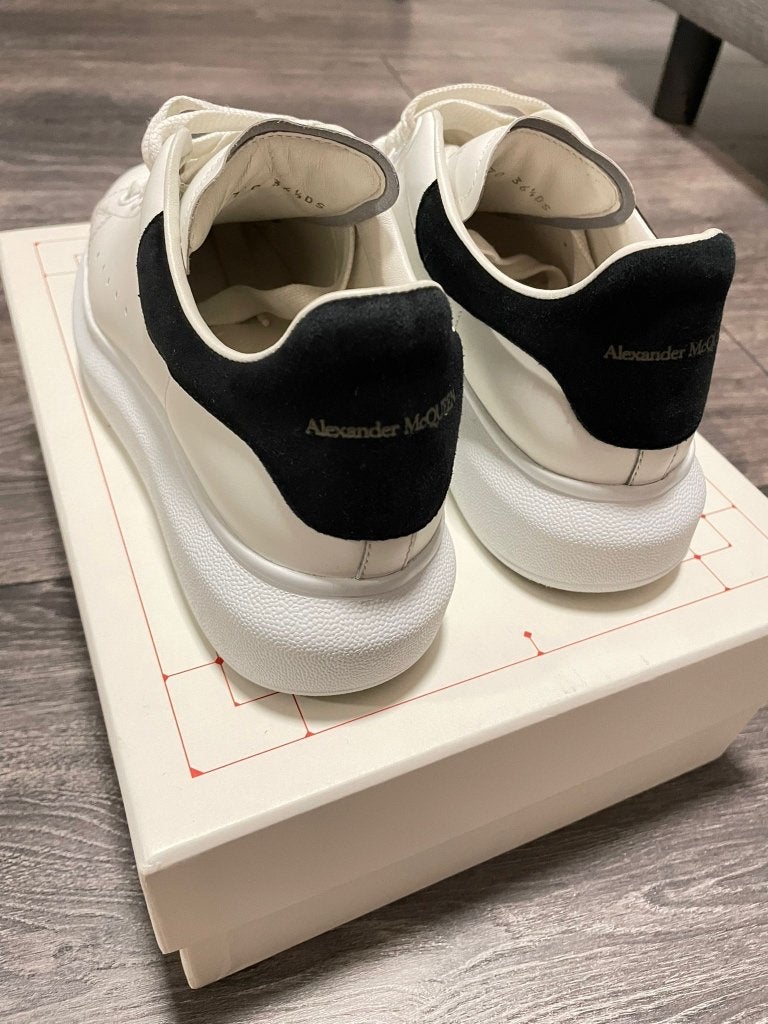 Alexander McQueen Sneakers - Wit met Zwart Detail, Kleding | Dames, Wit, Ophalen of Verzenden, Alexander McQueen, Sneakers of Gympen