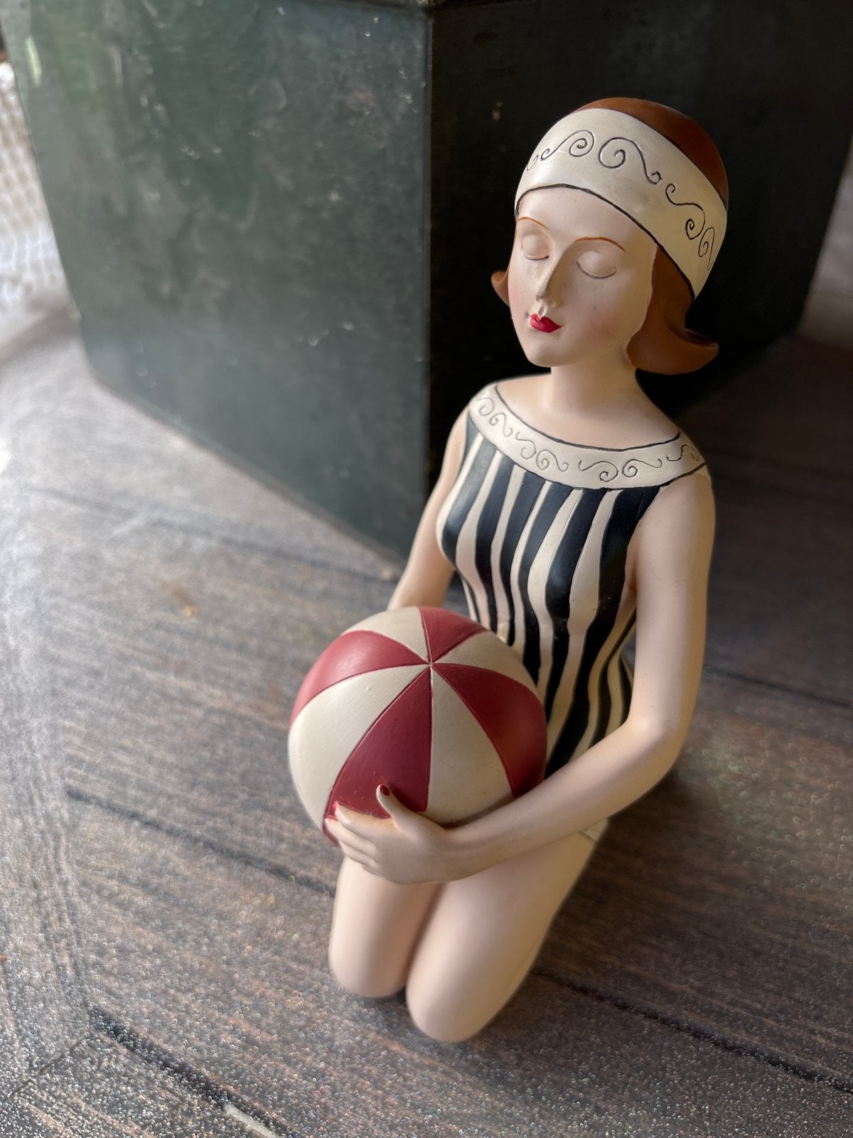 Vintage Classics Brugge Beeldje Vrouw met Bal, Verzamelen, Beelden en Beeldjes, Ophalen of Verzenden, Zo goed als nieuw, Mens
