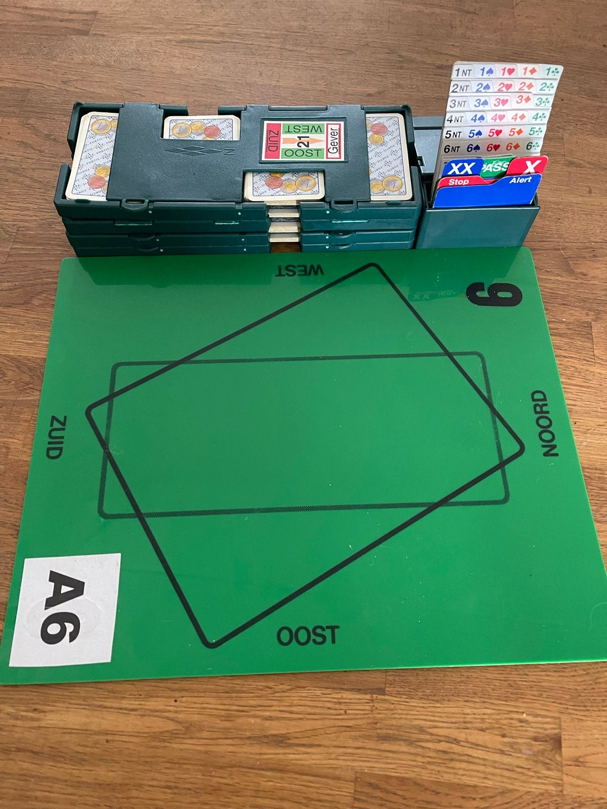 Bridge spelset met 1 biedbox, speelmat en 4 speelsets, Drie of vier spelers, Ophalen of Verzenden, Gebruikt