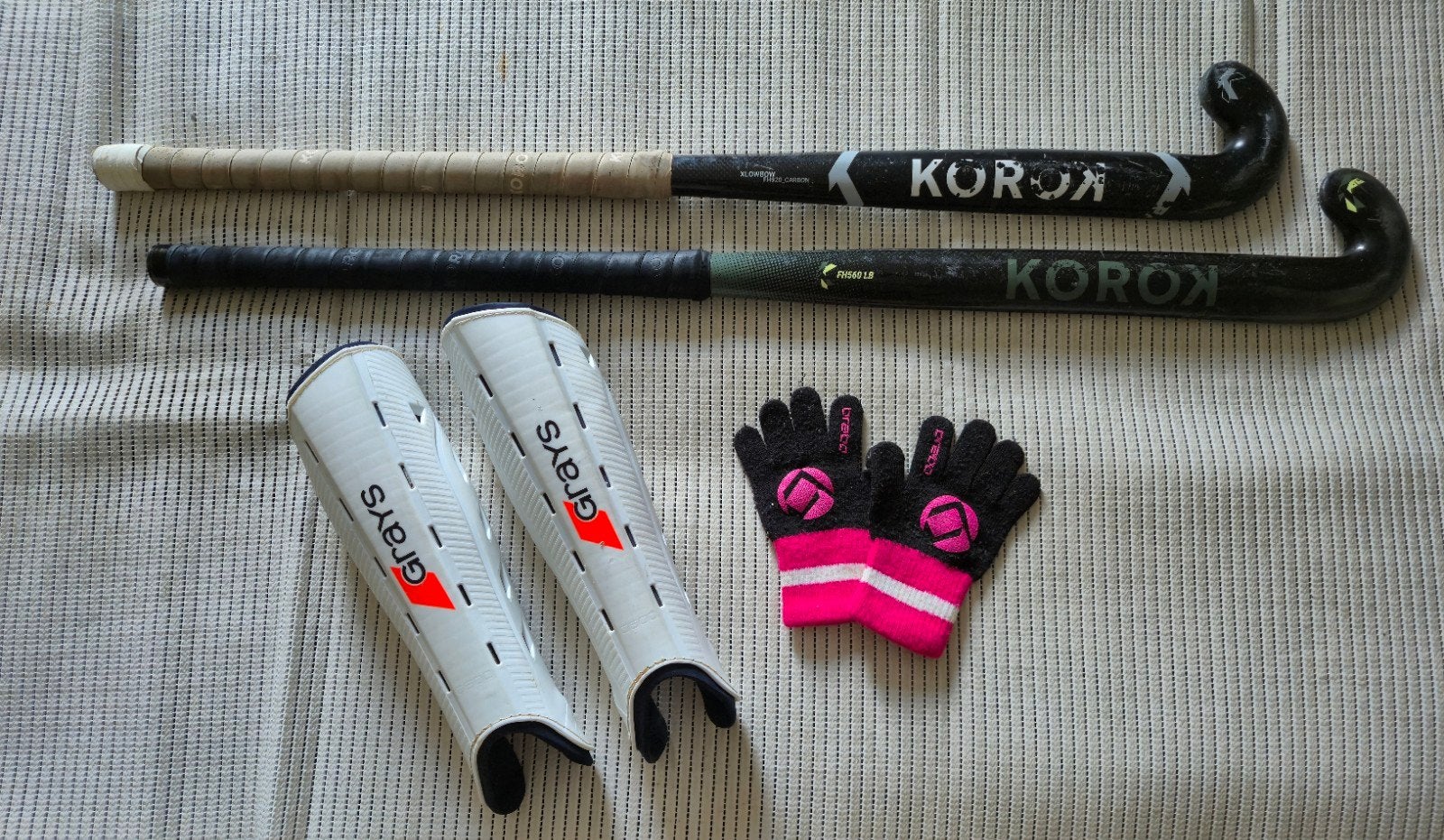 Hockey set: 2 sticks (veld) , scheenbeschermers, handschoene, Ophalen