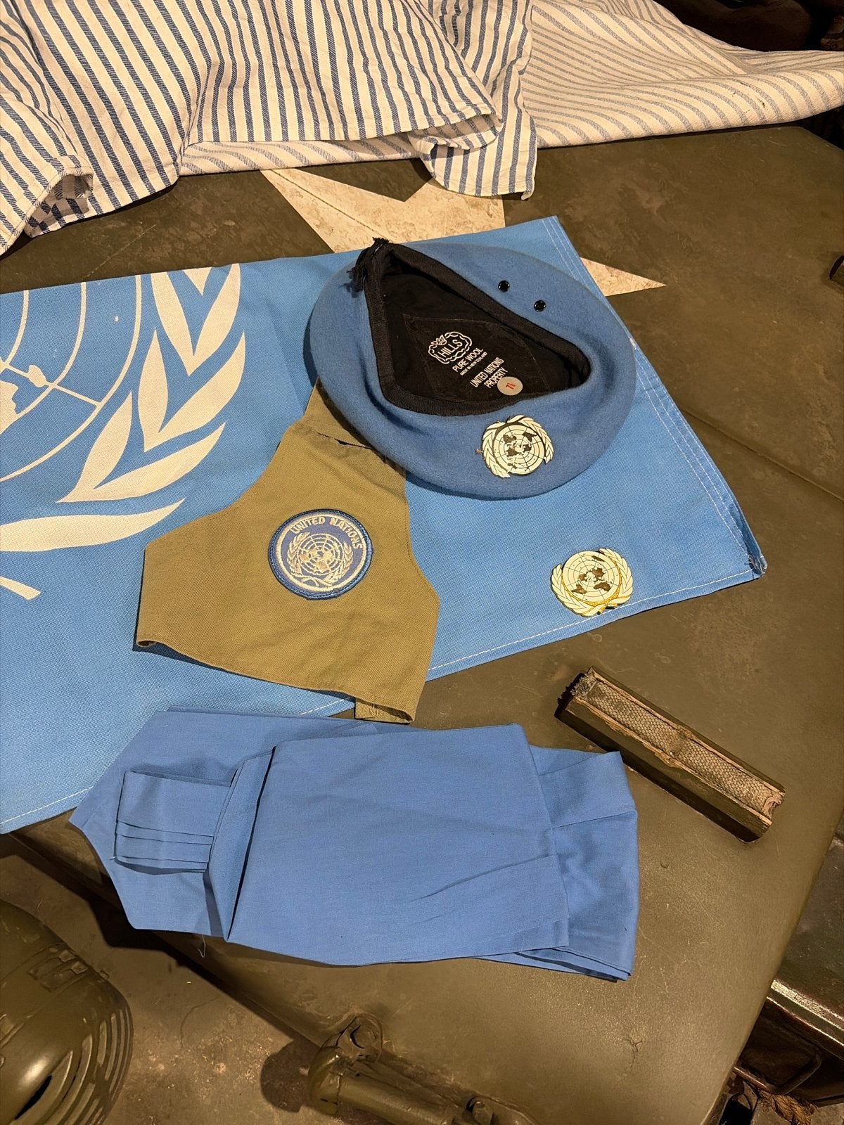 Kavel UN VN Libanon Bosnië NL leger vlag sjaal baret embleem, Verzamelen, Ophalen of Verzenden, Landmacht, Nederland, Embleem of Badge