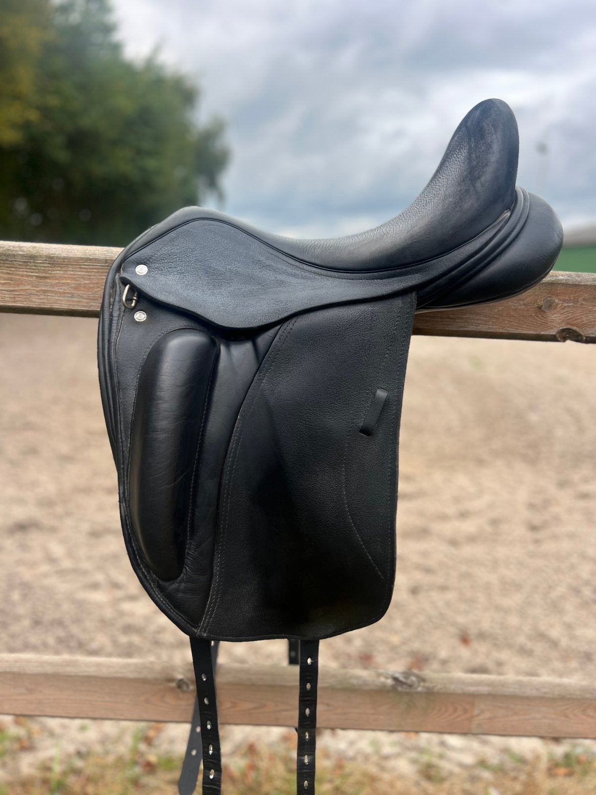 Prachtig mooi zwart custom dressuur zadel, Ophalen, L (17.5 inch), Dressuur, Zo goed als nieuw