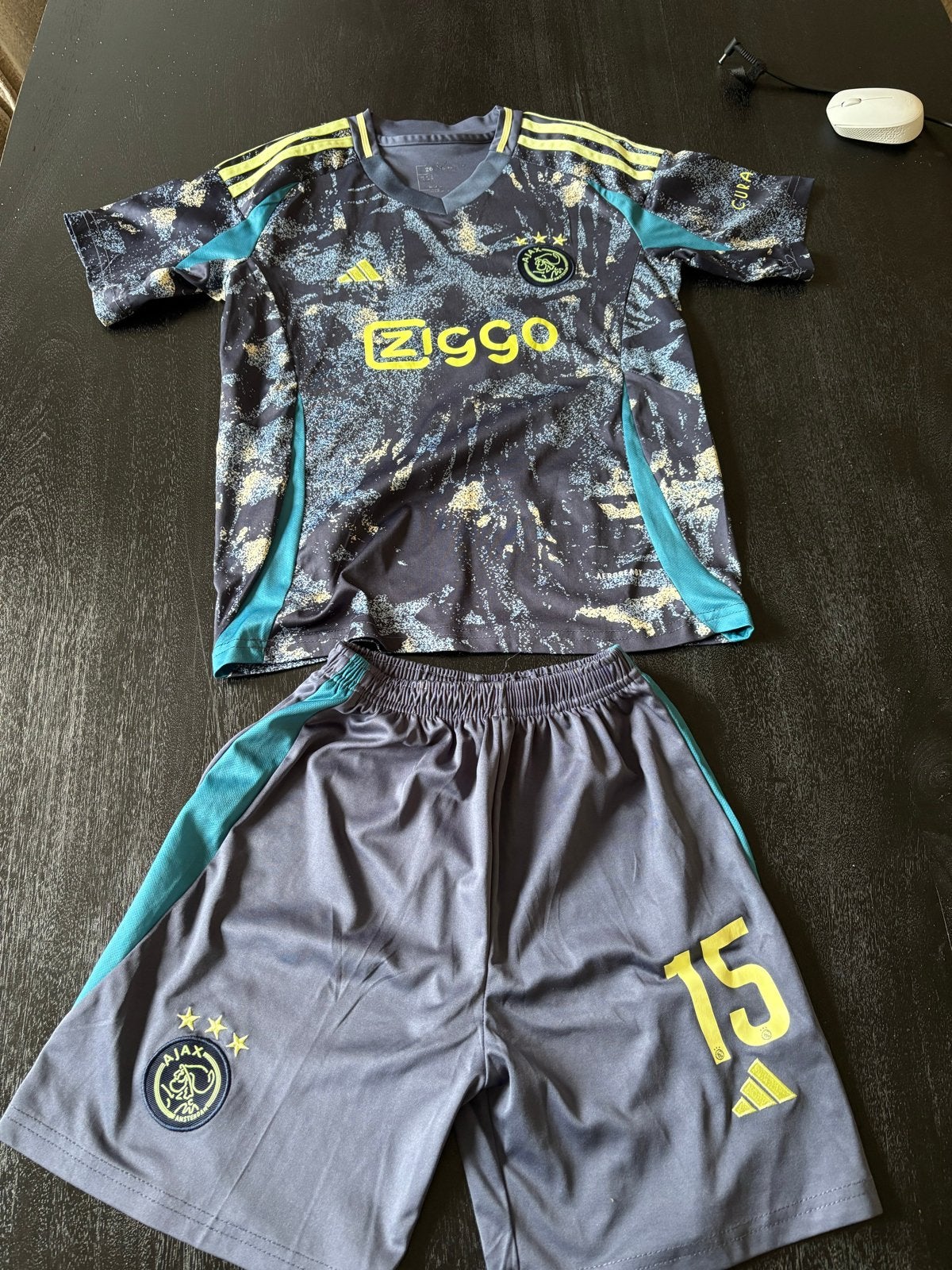 Ajax uitshirt 2022/2023 met broekje - Maat 152, Ophalen of Verzenden, Gebruikt, Jongen, Setje