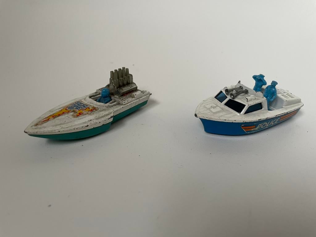 politieboot agenten en powerboat met piloot, Matchbox , 1/50, Ophalen of Verzenden, Gebruikt, Overige typen, Matchbox