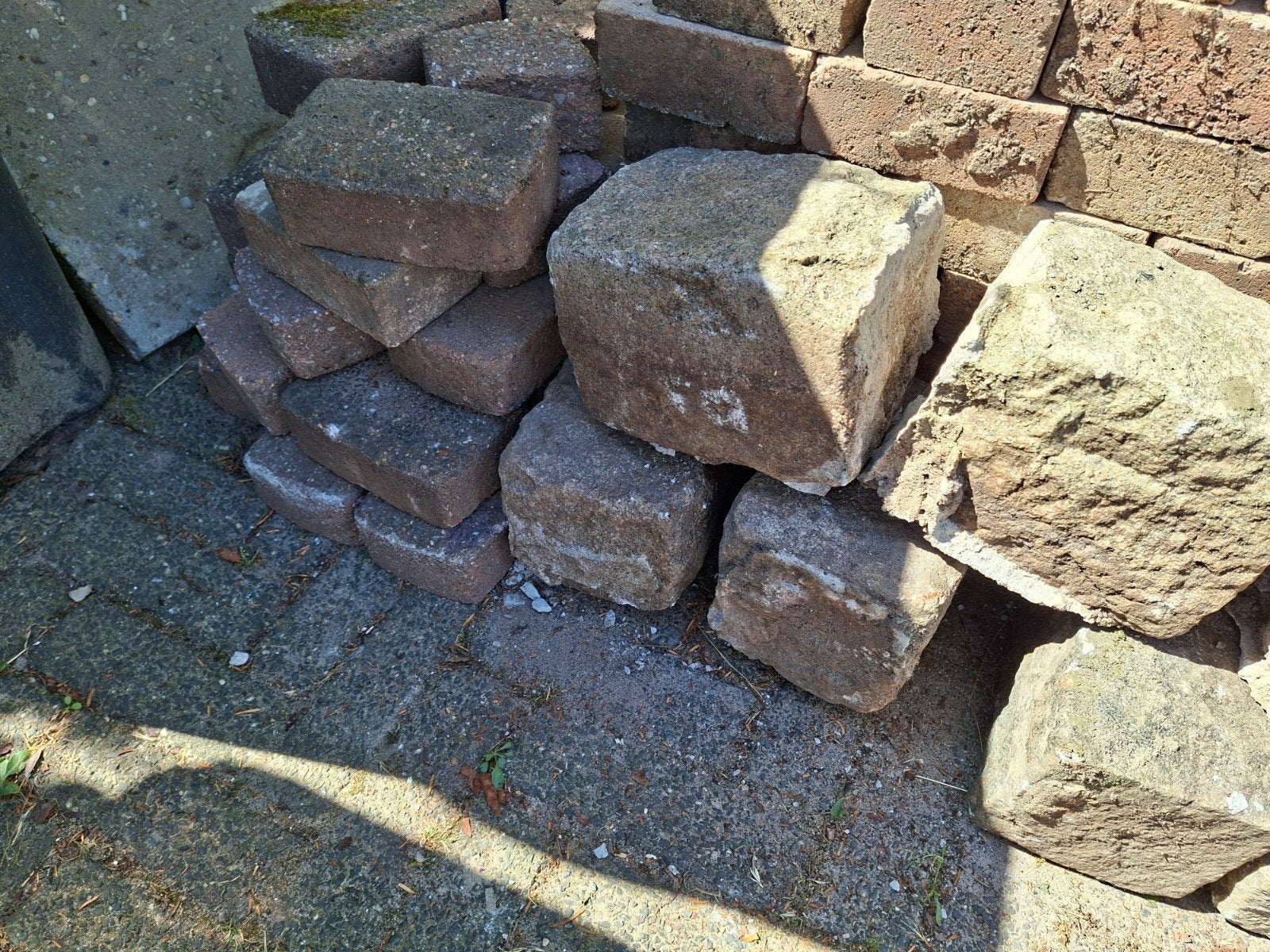 Gratis op te halen: diverse gebruikte bestrating, banden en, Ophalen, Gebruikt, Klinkers, 10 m² of meer